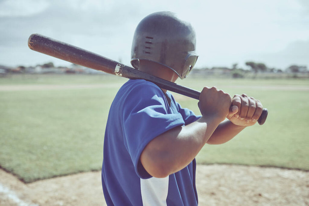 野球、野球の打者との試合、ゲームや競争中にボールを打つ準備ができてフィールド上の黒人男性のバックビュー。トレーニングや運動のための屋外の芝生のフィールド上のスポーツ、フィットネスや野球選手 - 写真・画像