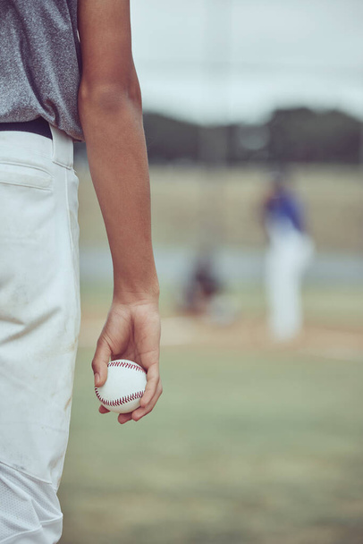 Sport, baseball i boisko z rąk człowieka gra dla strajku dla sportu, fitness i skupić się na konkurencji gier. Cele, treningi i ćwiczenia z baseballistą na polu trawy do działania. - Zdjęcie, obraz