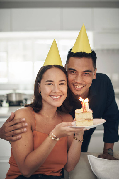 Sabe que me gusta el pastel. una joven pareja posando con un pedazo de pastel en casa - Foto, Imagen