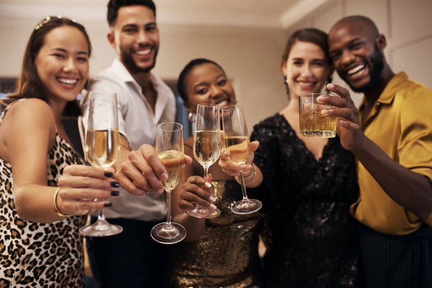 Bonne année à toi. un groupe diversifié d'amis debout ensemble et tenant des verres de champagne lors d'un dîner du Nouvel An - Photo, image