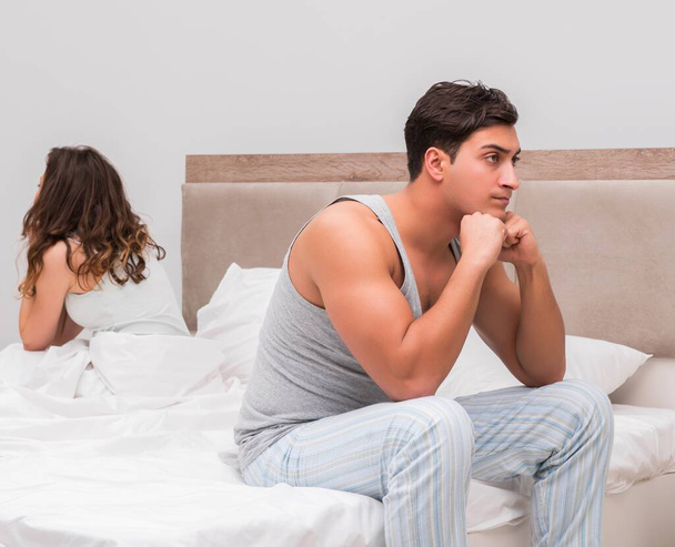 Rodzinny konflikt z żoną i mężem w łóżku - Zdjęcie, obraz