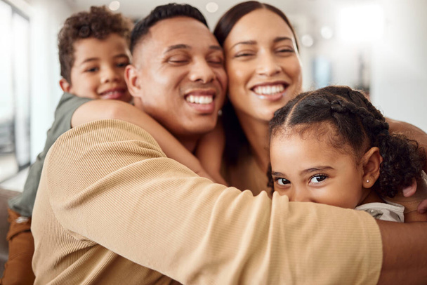 Miłość, rodzina i przytulić portret w salonie z meksykańskich rodziców i młodych dzieci w domu. Opieka i szczęśliwy latynoski mężczyzna, kobieta i dzieci cieszyć się przytulanie razem do opieki i uczucia w domu. - Zdjęcie, obraz