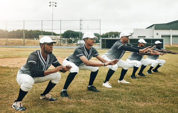Αθλητισμός, μπέιζμπολ και η ομάδα που εκτείνεται στην εκπαίδευση, άσκηση και προπόνηση φυσικής κατάστασης σε ένα γήπεδο μπέιζμπολ στο Χιούστον, ΗΠΑ. Ομαδική εργασία, σόφτμπολ και υγιή ομάδα ανδρών έτοιμοι να αρχίσουν να παίζουν ένα παιχνίδι αγώνα. - Φωτογραφία, εικόνα