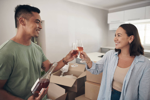 Voici de nouveaux départs. un jeune couple qui partage un toast dans sa nouvelle maison - Photo, image