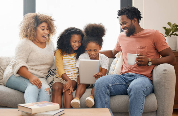 Všichni jsme v téhle rodině. mladý rodinný čas strávený společně a s využitím digitálního tabletu doma - Fotografie, Obrázek