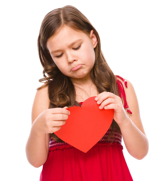 Porträt eines traurigen kleinen Mädchens in Rot - Foto, Bild
