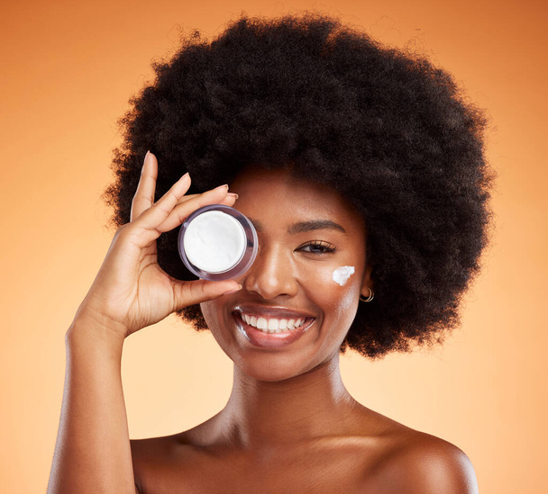 Portret van zwarte vrouw met beauty cream product voor gezichtshuid, wellness spa routine en anti veroudering. Esthetisch, container en gezicht van gelukkig jong meisje met glimlach, make-up cosmetica of zelfverzorging. - Foto, afbeelding