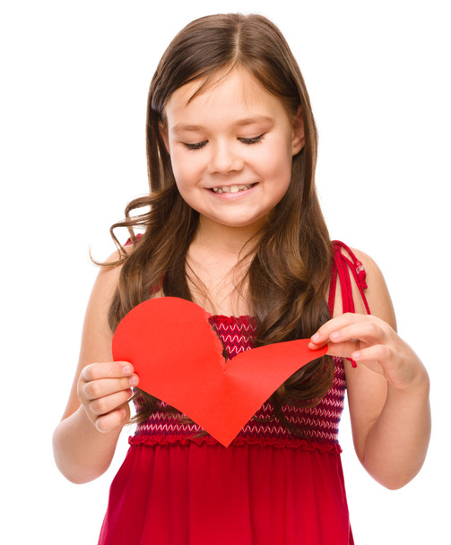 Портрет счастливой маленькой девочки в красном
 - Фото, изображение