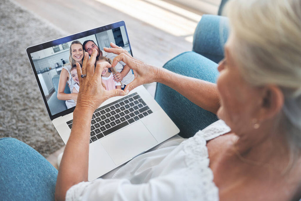 La familia feliz, el corazón y la abuela en una videollamada a través de la conexión a Internet portátil le encanta hablar con niños y nietos. En línea, la abuela y los padres con niños disfrutando de una conversación virtual en Estados Unidos. - Foto, imagen