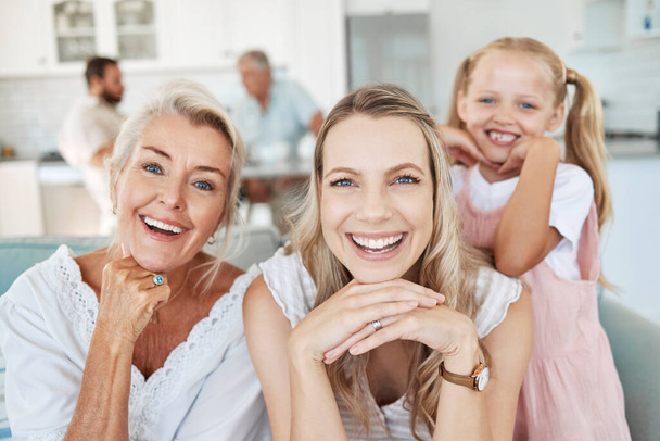 Rodina, láska a generace s dívkou, matkou a babičkou sedící na pohovce v obývacím pokoji svého domova. Portrét, důvěra a radost se ženou, rodiče a dítě spojující se v domě. - Fotografie, Obrázek