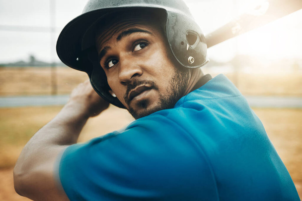 Бейсбол, черный мужчина и портрет игрока, готового ударить по мячу битой и защитным шлемом. Спорт, фитнес и профессиональный спортсмен в форме с бейсбольной битой ждет на алмазном поле, чтобы выиграть игру - Фото, изображение