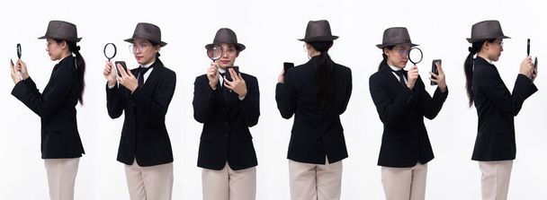 Half lichaam twintiger jaren Aziatische vrouw dragen zakelijke pak stropdas jurk broek hoed bril. Detective vrouwelijke hold vergrotende telefoon zelfverzekerd onderzoek, 360 voorzijde achteraanzicht, witte achtergrond geïsoleerd - Foto, afbeelding