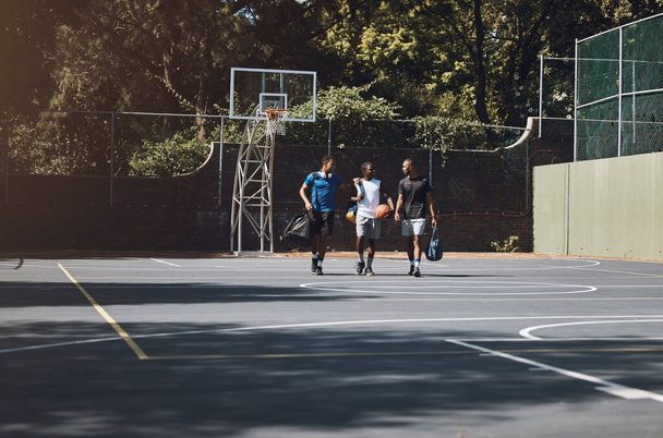 Basketbol sahası, spor ve spor takımları spor, antrenman ve antrenman üstüne antrenman, antrenman ve yarışma maçı. Toplum sağlığı egzersizinde konuşan basketbol oyuncuları, sporcular ve arkadaşlar. - Fotoğraf, Görsel