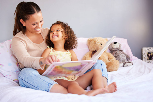 This is the best book mom. a mother reading her daughter her favourite story book - Foto, Imagem