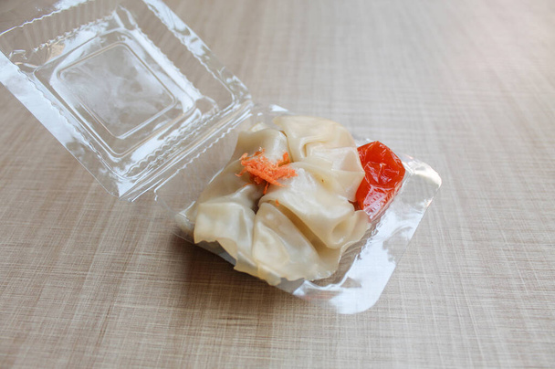 Versión asequible de albóndigas, con un pequeño paquete de salsa - Foto, Imagen