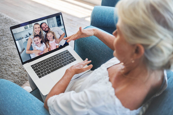 Amor, familia y videollamada en el portátil con la abuela para la comunicación en línea con los familiares. Jubilación, abuela mayor y mayor en la llamada de pantalla de Internet con nietos y padres - Foto, imagen