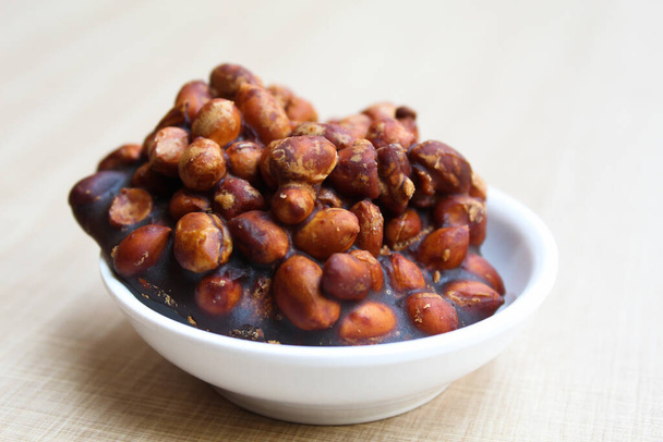 Gula kacang, è uno spuntino tradizionale dall'Indonesia, a base di arachidi arrosto e zucchero di canna. Chiamato anche Ampyang - Foto, immagini