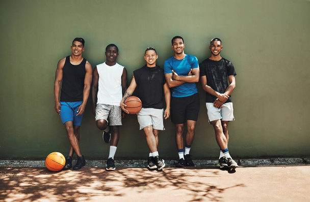 Спорт, баскетбол и команда на корте тренируются для игры, матча или соревнования с улыбкой. Портрет спортсменов, тренировки и разнообразная группа мужчин, занимающихся спортом для физических упражнений, фитнеса и здоровья. - Фото, изображение