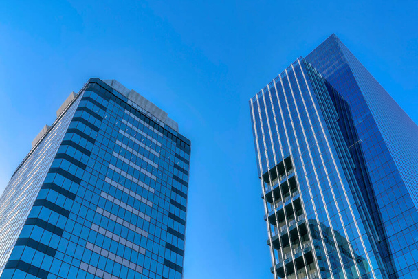 Facciata di edifici con esterno in vetro torreggiante contro il cielo blu chiaro. Bellissimo skyline di Austin Texas in una giornata di sole con appartamenti e case moderne. - Foto, immagini