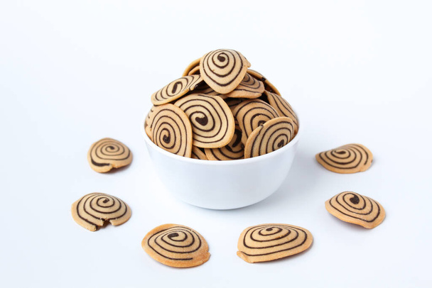 Kue Kuping Gajah, biscotti tradizionali dall'Indonesia. Dolce e croccante, modello a spirale unico. Isolato in fondo bianco. - Foto, immagini
