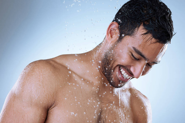 Seitsemän poikaa kävi kuumana. Studio laukaus komea nuori mies nauttii suihkussa harmaata taustaa vasten - Valokuva, kuva