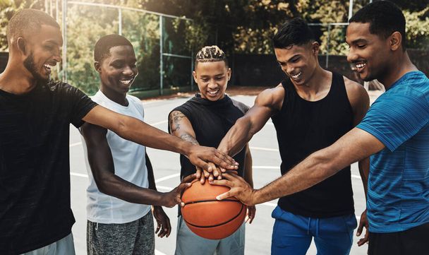 Προπόνηση, φίλοι και υποστήριξη της κοινότητας από παίκτες μπάσκετ που συνδέονται με το χέρι για την υποστήριξη του αθλητικού στόχου και του οράματος. Άσκηση, εμπιστοσύνη και κίνητρο στο γήπεδο μπάσκετ από χαρούμενους, ενωμένους επαγγελματίες άνδρες. - Φωτογραφία, εικόνα