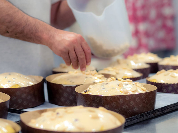 chef garniture panettone gâteau italien aux amandes - Photo, image