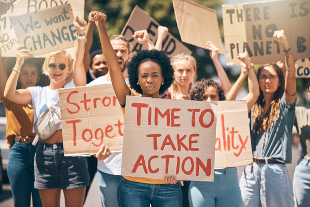 Protest, Streik und Klimawandel mit einer Frauengruppe, die für unseren Planeten oder die Menschenrechte in der Stadt kämpft. Umwelt, Bewegung und Umweltverschmutzung: Aktivistinnen marschieren gegen die globale Erwärmung. - Foto, Bild