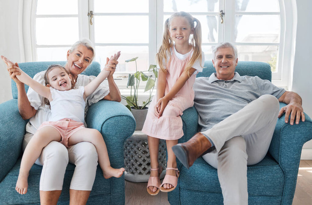 幸せな祖父母、子供、笑顔は、自宅のリビングルームで一緒に家族の絆の時間のためにリラックスしてください。おばあちゃん、おじいちゃん、女の子のポートレートは自由時間のために遊び心のある幸せ. - 写真・画像