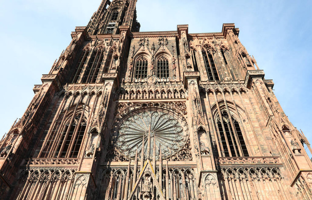 Fasáda katedrály města Štrasburku ve Francii s názvem NOTRE DAME - Fotografie, Obrázek