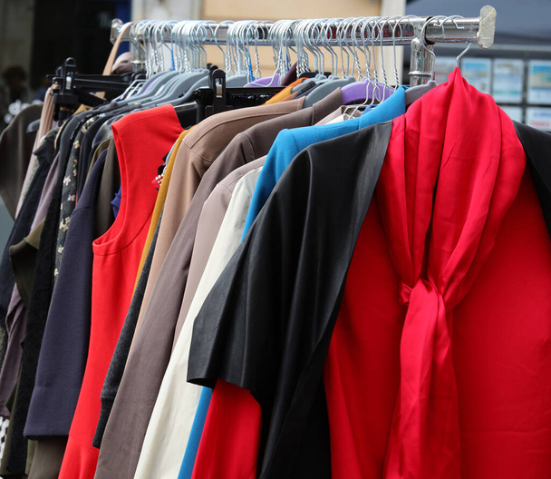 червона сорочка з шарфом та іншим одягом на продаж
 - Фото, зображення