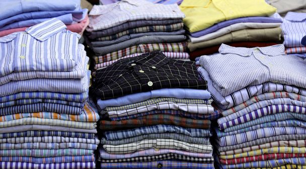 chemises élégantes en coton à vendre dans le magasin de mode - Photo, image