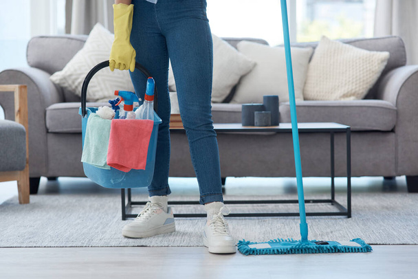 Tengo todos mis mejores productos de limpieza listos. una mujer irreconocible sosteniendo un cubo de detergente de limpieza antes de fregar sus pisos en casa - Foto, Imagen