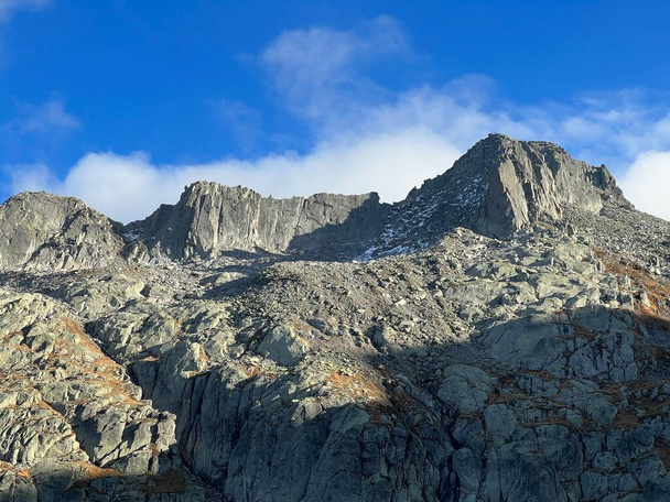 Sziklák és kövek az őszi svájci alpesi környezetben és a Szent Gotthárd-hágón (Gotthardpass), Airolo - Ticino kanton (Tessin), Svájc (Schweiz) - Fotó, kép