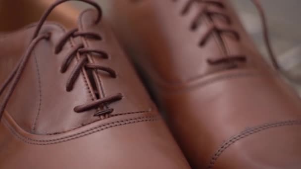 Hombres marrones zapatos de cordones de pie en un piso de madera. Imágenes FullHD de alta calidad - Imágenes, Vídeo