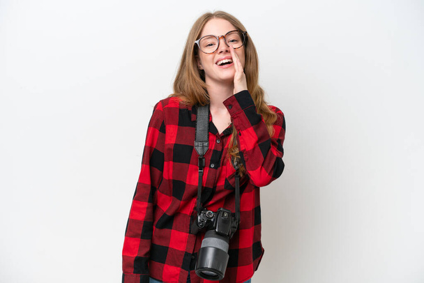 Joven fotógrafa bonita mujer aislada sobre fondo blanco gritando con la boca abierta - Foto, Imagen