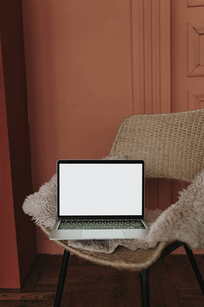 Blanco clipping pad scherm laptop computer. Elegant rood interieur met comfortabele stoel. Lady, meisje baas zaken, werk, blog template met mockup ruimte - Foto, afbeelding