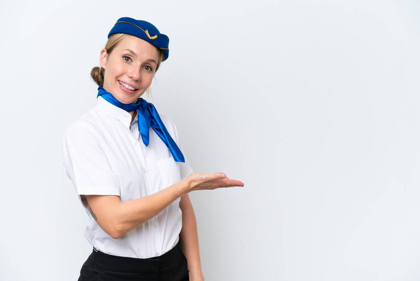 Літак блондинка стюардеса ізольована на білому тлі, представляючи ідею, дивлячись посміхаючись до
 - Фото, зображення