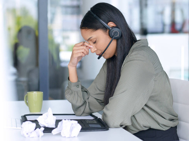 Aivoni kaipaavat taukoa. nuori puhelinkeskuksen agentti, joka näyttää stressaantuneelta työskennellessään toimistossa - Valokuva, kuva