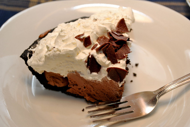 Una rebanada de pastel de crema de chocolate
 - Foto, imagen