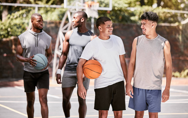 Basketbol, takım ve spor arkadaşları maçtan sonra rahatlar, sporcu sağlığı, fitness veya egzersiz için yarışma veya antrenman yapar. Basketbol sahası antrenmanı, spor ya da mutlu bir grup insan konuşması.. - Fotoğraf, Görsel
