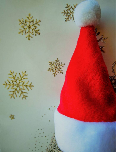 光の背景と雪の結晶のサンタクロースの帽子、クリスマスのテーマ - 写真・画像