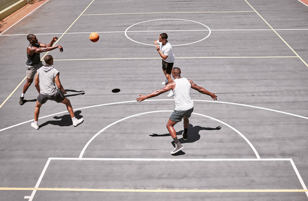 Fitness, sport en vrienden training op een basketbalveld met cardiotraining of training in de zomer buiten in Detroit. Gezonde, actie en jonge basketbalspelers die een spel of oefenwedstrijd spelen. - Foto, afbeelding