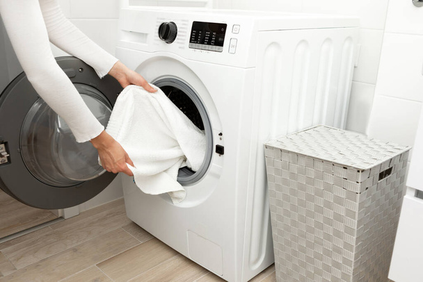 Egy ruhával teli mosógép általános képe. Kiváló minőségű fénykép - Fotó, kép