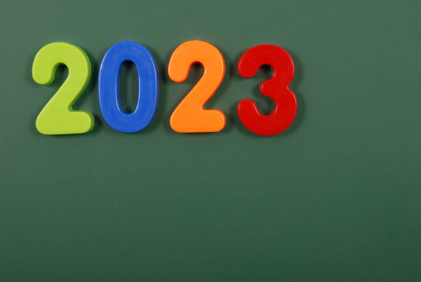 2023 année écrite en lettres magnétiques en plastique brillant collé sur un tableau magnétique - Photo, image
