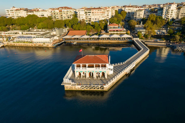 Historischer Pier von Moda. Moda Stadtteil von Kadikoy, Istanbul, Türkei. Schöne Luftaufnahme. Drohnenschuss. - Foto, Bild