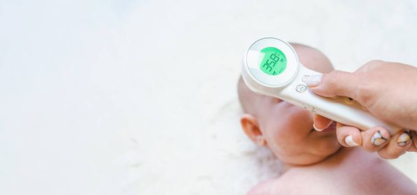 Lämpömittari vauva kuume lapsi banneri. Lääkäri tarkistaa kylmä flunssa vauvan lämpötilaa hoito elektroninen lämpömittari. Kuume vauva, lasten terveydenhuolto, sairas lapsi tausta - Valokuva, kuva