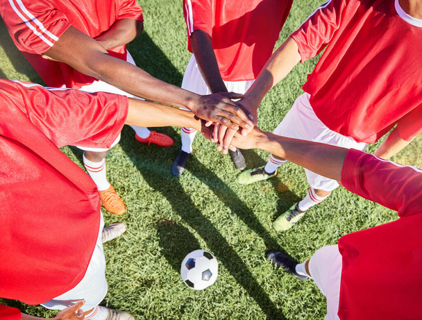 Jalkapallo, joukkue ja käsi pino kentällä motivaatiota, tukea ja tiimityötä peli, kilpailu tai ottelu. Jalkapallo, ryhmä ja jalkapalloilija kentällä yhdessä kädet tavoite, menestys ja urheilu. - Valokuva, kuva