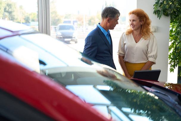 Adulto casal no showroom carro escolhendo um novo automóvel para comprar - Foto, Imagem