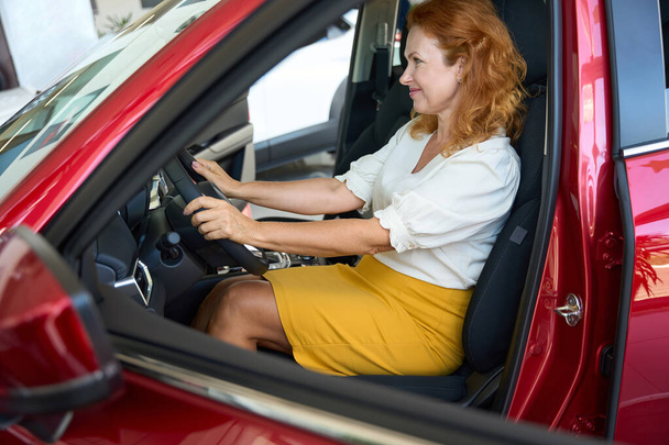 Araba almayı planlayan bir kadın. Ulaşım ve karar - Fotoğraf, Görsel